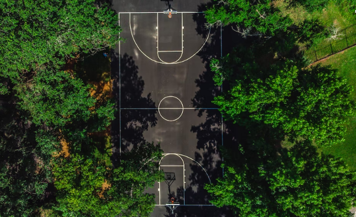 fotografía cenital de cancha de basquetbol en un parque